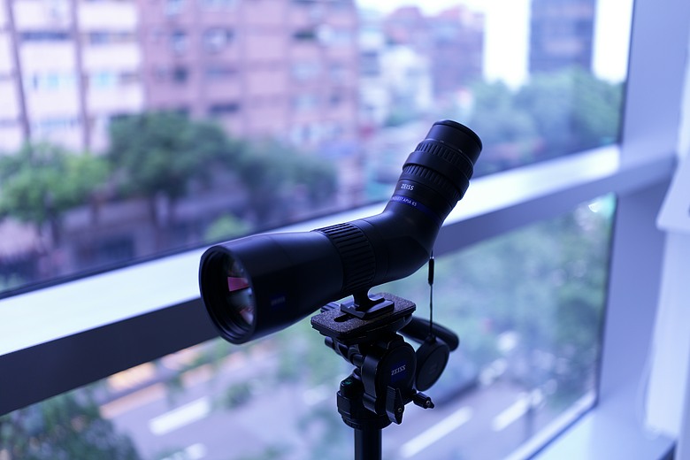 帶上山也不嫌重：蔡司 ZEISS Apia 65 輕便單筒望遠鏡重點介紹