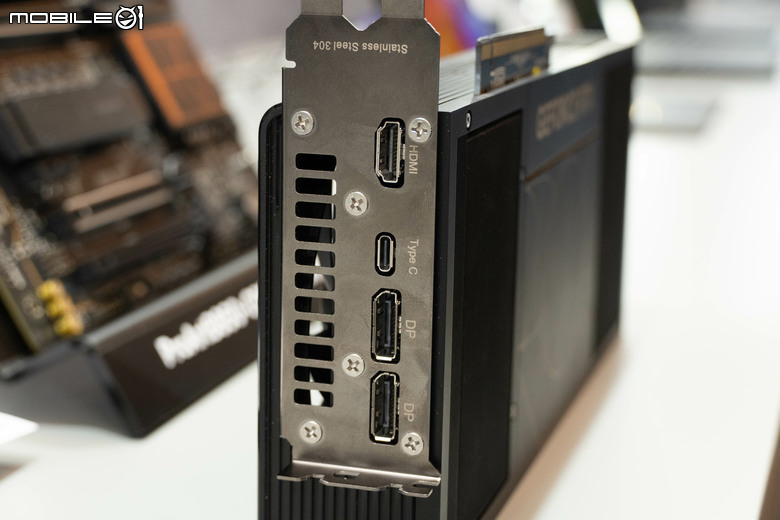 華碩推出 ProArt RTX 5090 OC Edition 顯示卡 在 2.5 Slot 厚度內具備雙導風散熱技術 提供內容創作者更高效能