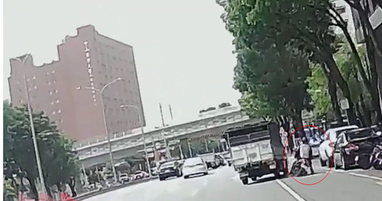 台中 貨車路邊停車一步到位.... 後方騎士緊急滑....梨甜