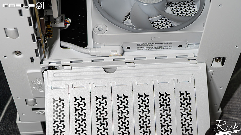 點我看大圖 【開箱】木紋靜謐氣息 | CORSAIR FRAME 4000D WOOD RS WHITE