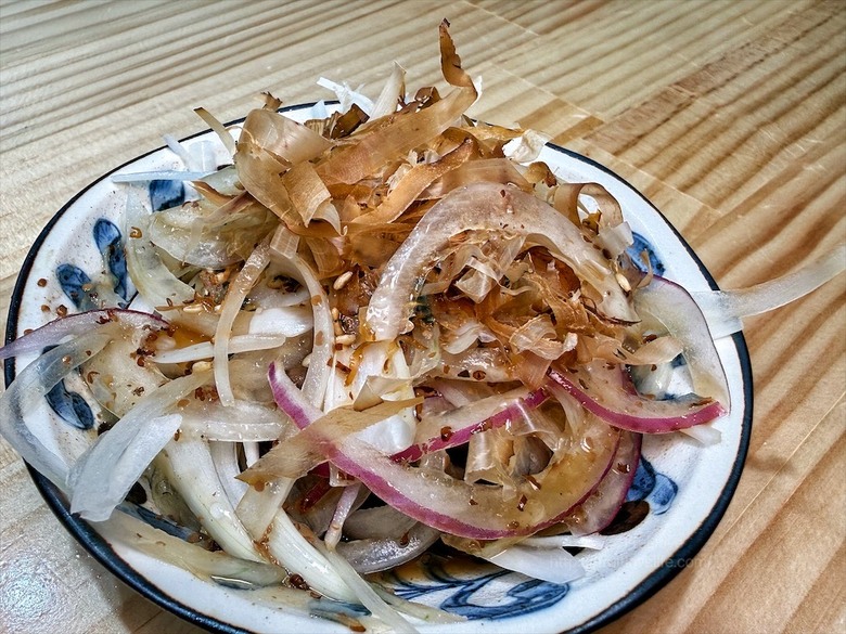 平價日本料理，生熟丼、刺身、炸烤物，無低消續飯湯吃到飽、壽星送生魚片蛋糕，寵物友善