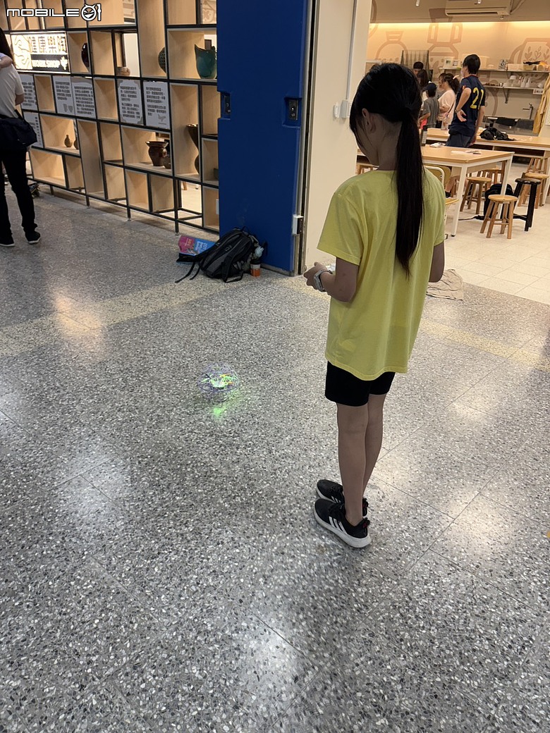 小學生也能玩無人機足球？ 球機組裝、初測心得與家長觀察全紀錄