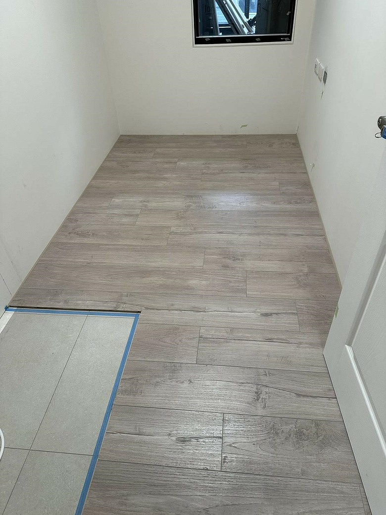 【開箱/心得】新屋裝潢筆記：超耐磨地板：那些「期望與現實」的巨大差距...