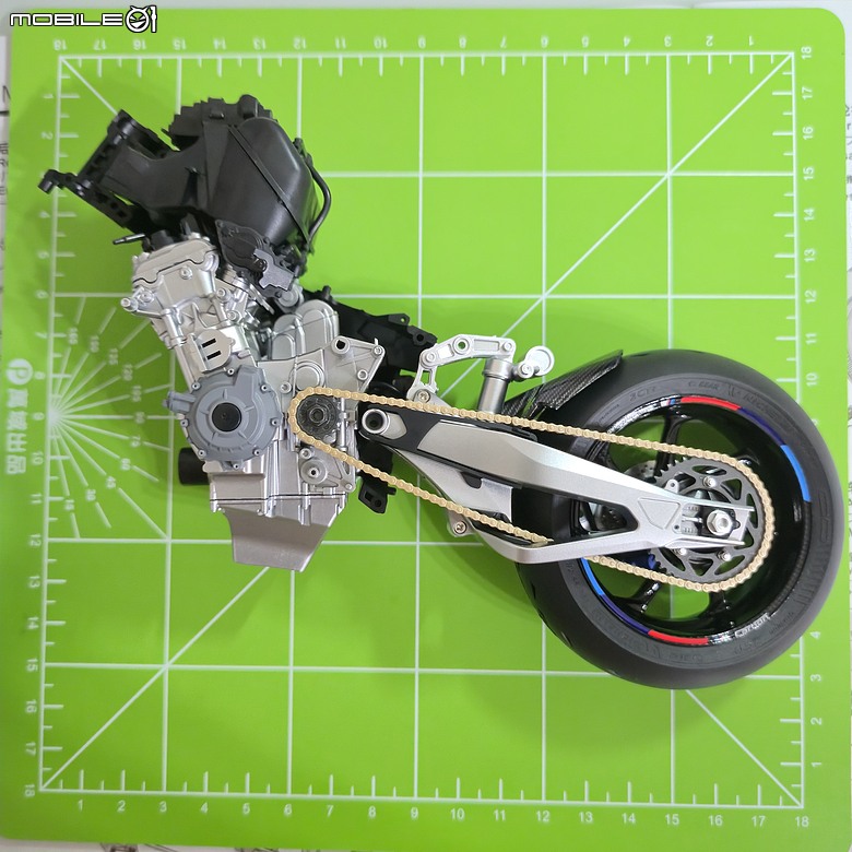 點我看大圖 🔧【模型新手也能輕鬆組 Part5】🏍️ 1/9 MENG MT-009S 1/9 BMW M1000RR 悅色版