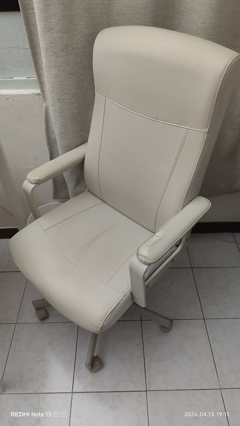 IKEA 辦公椅，脫皮嚴重