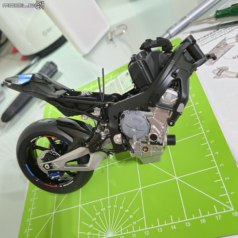 點我看大圖 🔧【模型新手也能輕鬆組 Part5】🏍️ 1/9 MENG MT-009S 1/9 BMW M1000RR 悅色版