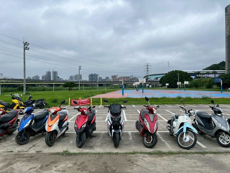 250cc很笨重?不,STR250根本比125cc還靈活好用