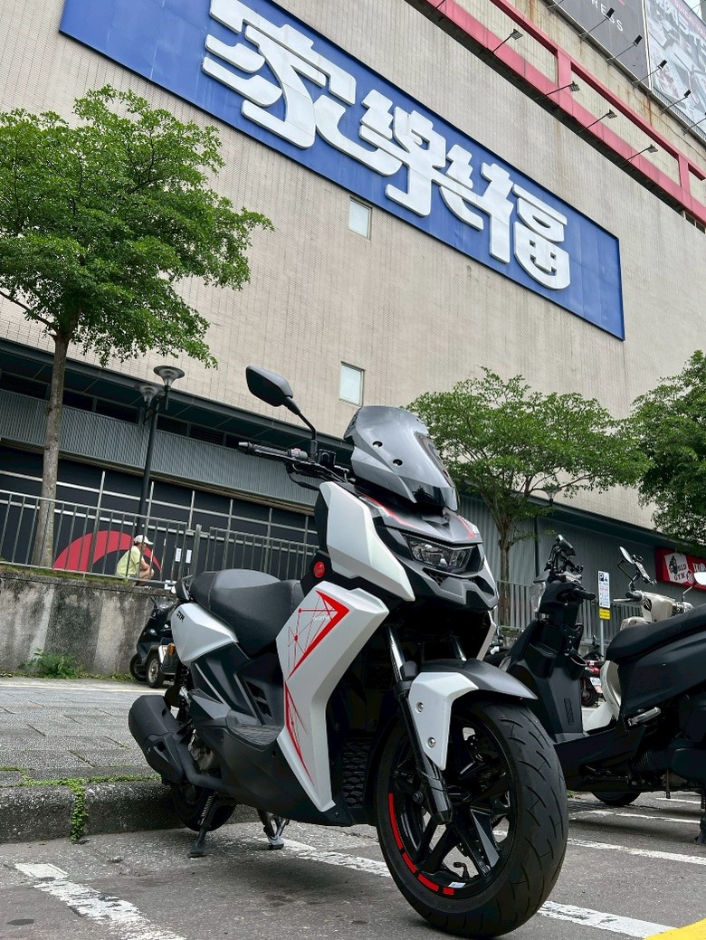 250cc很笨重?不,STR250根本比125cc還靈活好用
