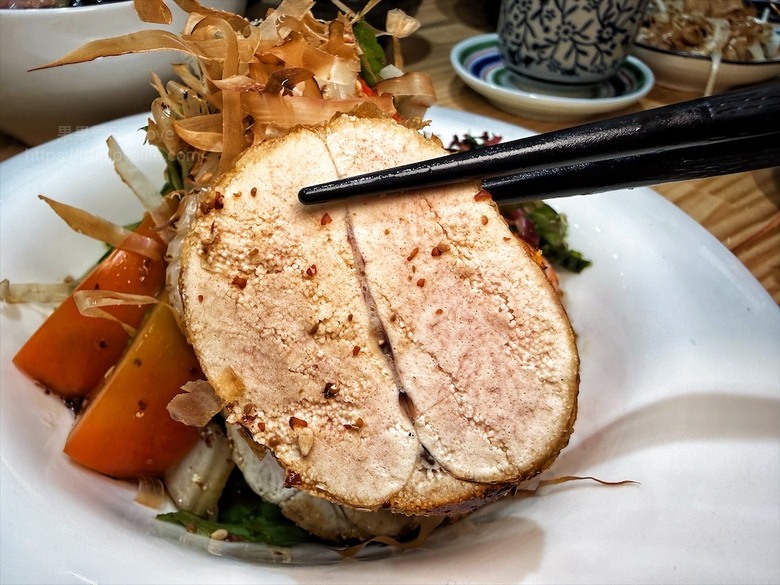 平價日本料理，生熟丼、刺身、炸烤物，無低消續飯湯吃到飽、壽星送生魚片蛋糕，寵物友善