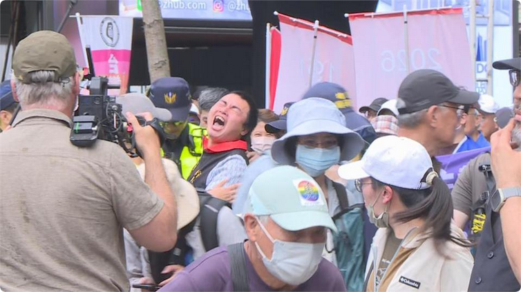 吃屎哥又來鬧場！亂入「民團挺軍購」遊行 瘋狂怒喊：國民黨賣台