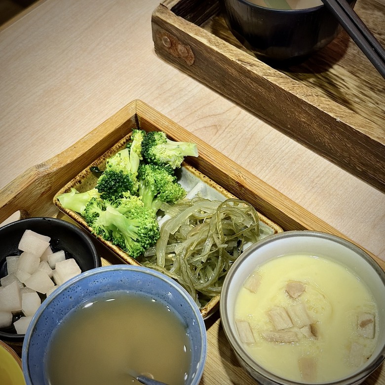 台南國華街美食:傳承日本橫濱30年的活鰻現烤,還有鰻骨湯、越光米無限續!