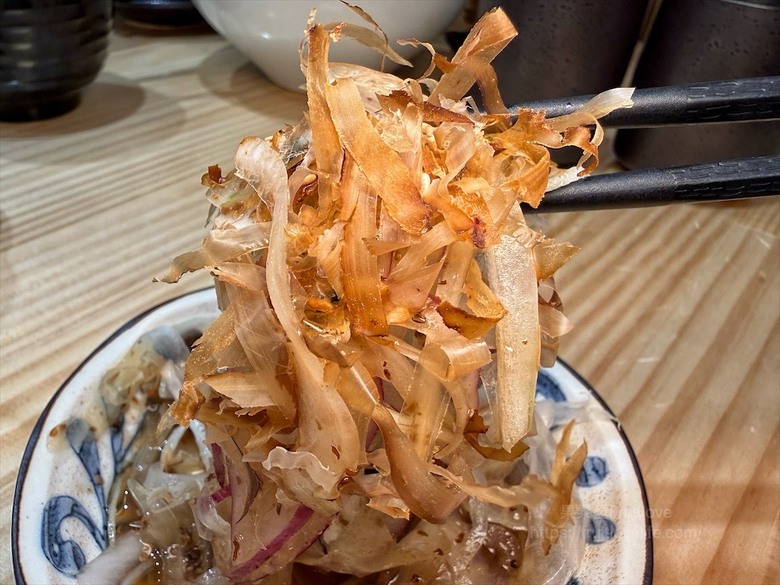 平價日本料理，生熟丼、刺身、炸烤物，無低消續飯湯吃到飽、壽星送生魚片蛋糕，寵物友善