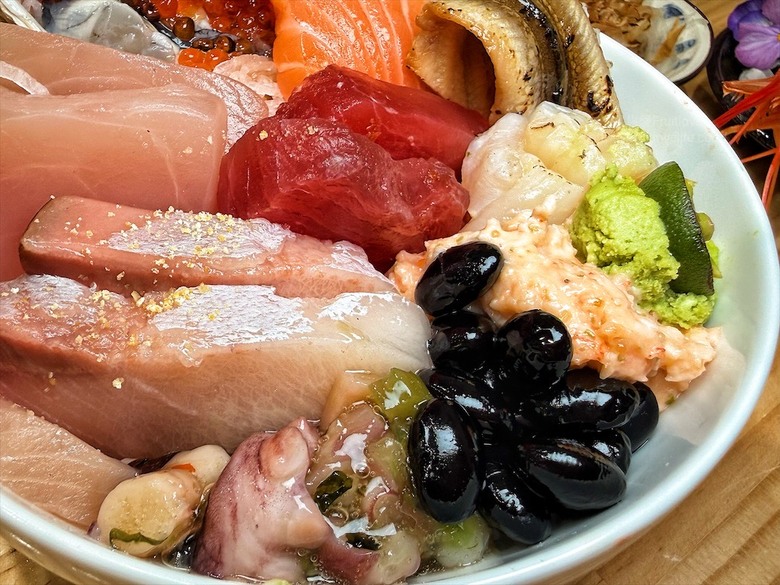 平價日本料理，生熟丼、刺身、炸烤物，無低消續飯湯吃到飽、壽星送生魚片蛋糕，寵物友善
