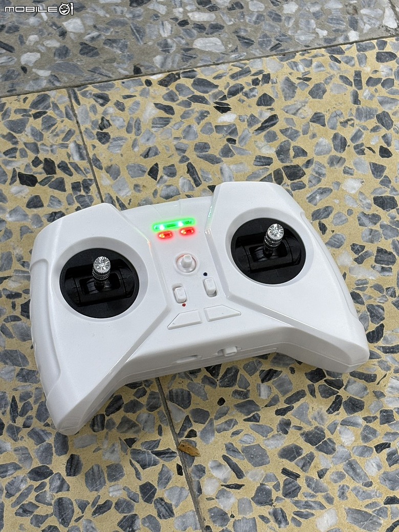 小學生也能玩無人機足球？ 球機組裝、初測心得與家長觀察全紀錄