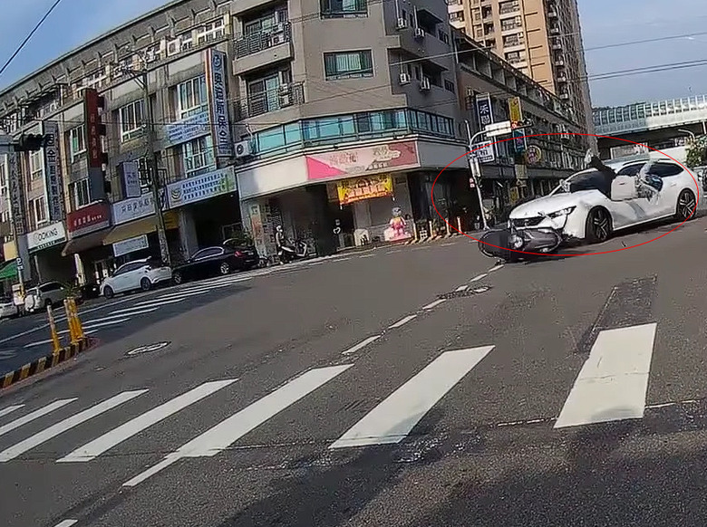 台中 看到機車出現，汽車撞了....就要跑...