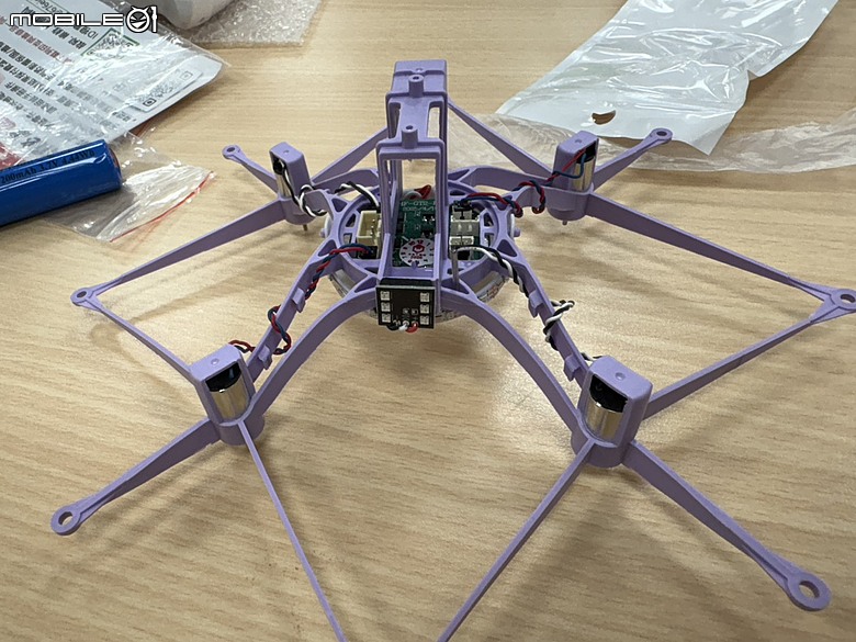 小學生也能玩無人機足球？ 球機組裝、初測心得與家長觀察全紀錄