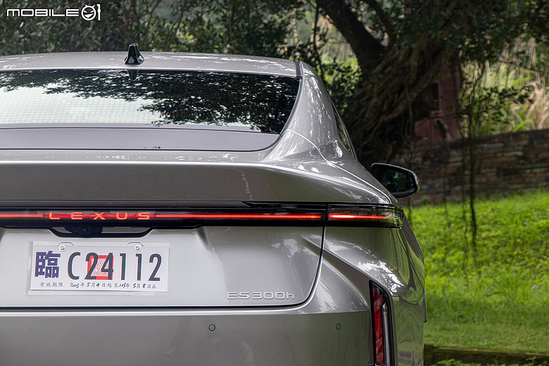 Lexus ES 300h 頂級版試駕｜省油、省稅都有感，掌握銷量密碼的超級王牌！