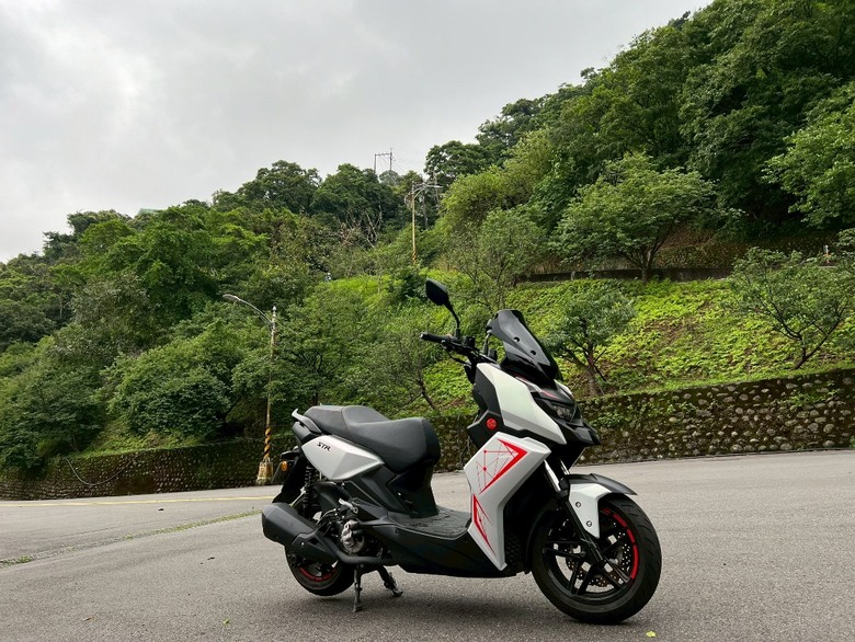 250cc很笨重？不，STR250根本比125cc還靈活好用