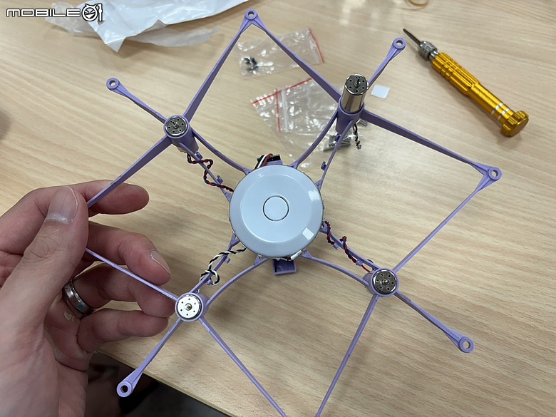 小學生也能玩無人機足球？ 球機組裝、初測心得與家長觀察全紀錄