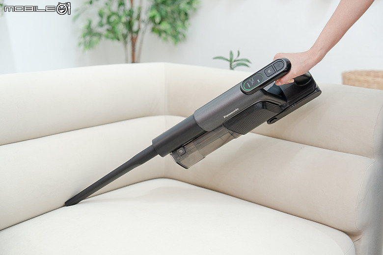 點我看大圖 Panasonic MC-SBR70 極淨光吸塵器開箱|地板乾淨看得見,雙電池 116 分鐘續航超給力!