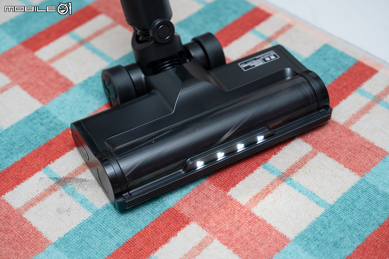 點我看大圖 Panasonic MC-SBR70 極淨光吸塵器開箱|地板乾淨看得見,雙電池 116 分鐘續航超給力!