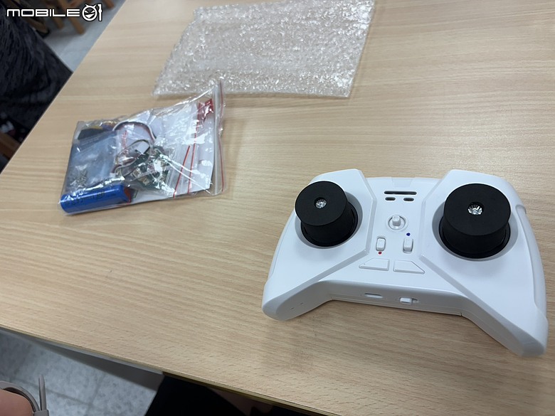 小學生也能玩無人機足球？ 球機組裝、初測心得與家長觀察全紀錄