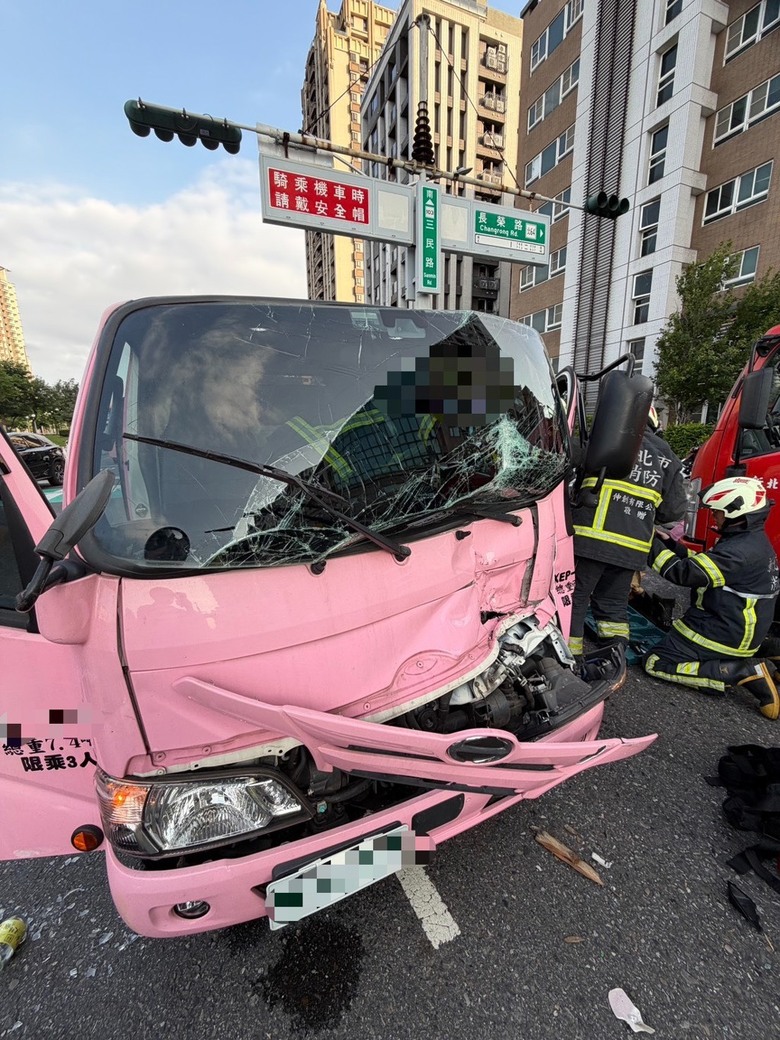 新北 蘆洲 機車騎士待轉，被後方垃圾車。撞倒.....