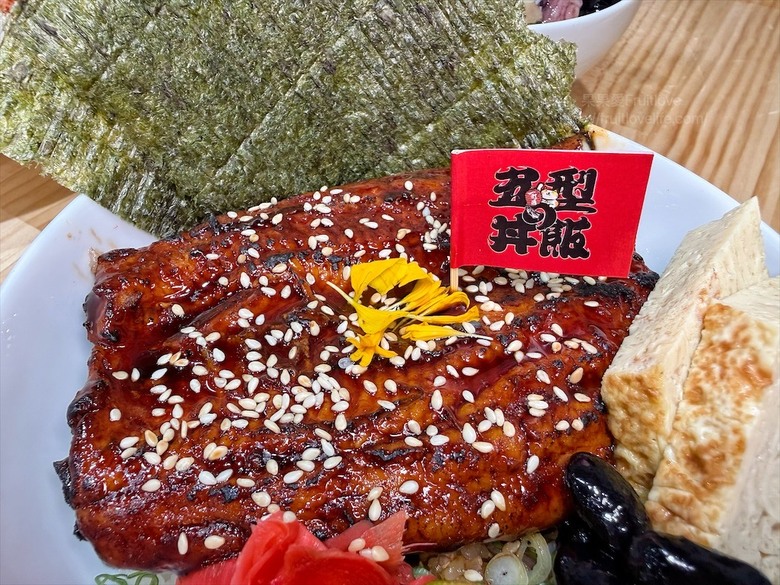 平價日本料理，生熟丼、刺身、炸烤物，無低消續飯湯吃到飽、壽星送生魚片蛋糕，寵物友善