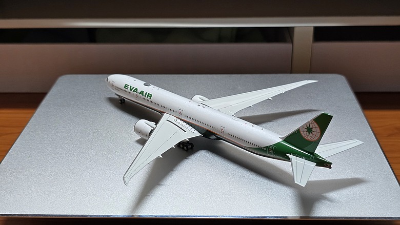 【開箱】1/400 金屬客機模型