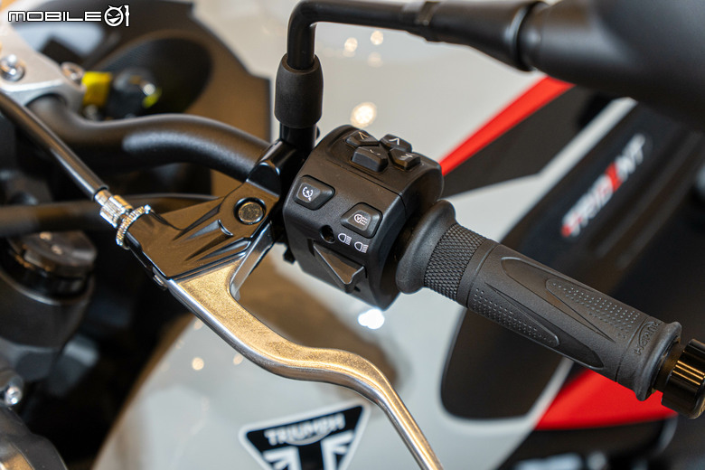 2026 Triumph Trident 800 發表試駕｜建議售價：499,000元，動力大提升扭力超有感！
