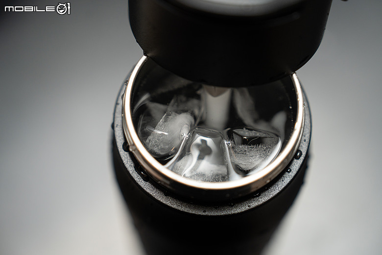 BRITA LARQ iQ 探索智能淨水保冰杯開箱｜UV-C 殺菌、智慧追蹤飲水紀錄、濾水保冰一次到位