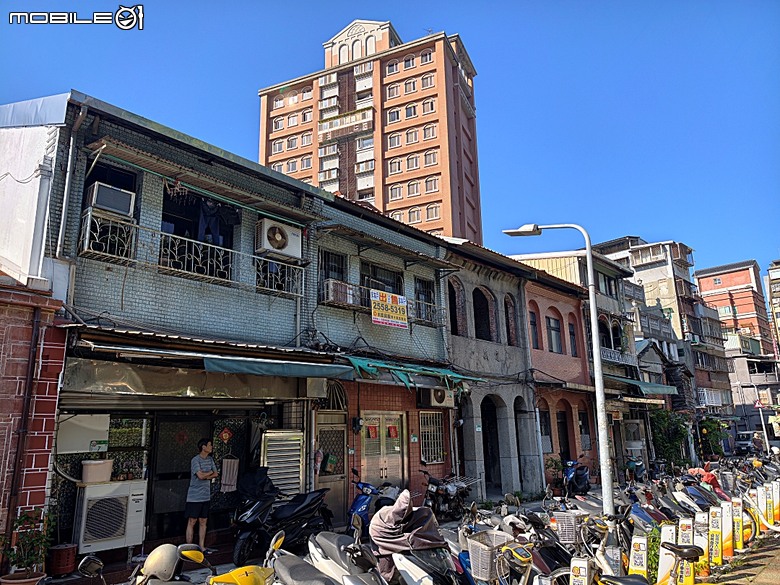 大稻埕歷史風貌特定專用區、Olympus Plaza Taipei、永樂町派出所、十連棟、大稻埕辜宅、福生堂醫院，順便品嚐昭和浪漫洗濯屋的烤糰子與甜點冰品 — 2026初夏之大稻埕散策 北段 — 民生西路以北至民權西路大橋頭站之間