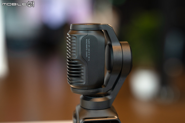 Insta360 首款旗艦雲台相機 Luna Ultra 來了!徠卡 1 吋 8K 雙鏡頭、2 吋可拆螢幕、支援頭部追蹤