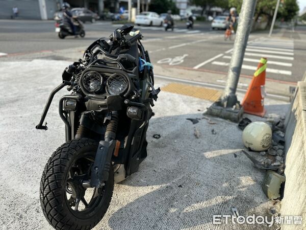 ☠️台中 女騎士用生命💀💀 跟對折的機車教訓 左轉四輪大爺🚗