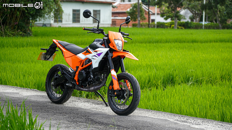KTM 390 SMC R 試駕｜街車以上，滑胎以下