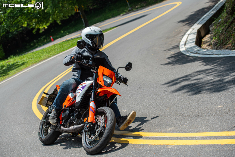 KTM 390 SMC R 試駕｜街車以上，滑胎以下