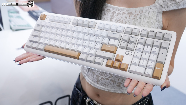 [COMPUTEX2026] 限量是殘酷的 IROCKS新品與 hololive聯名品上手玩