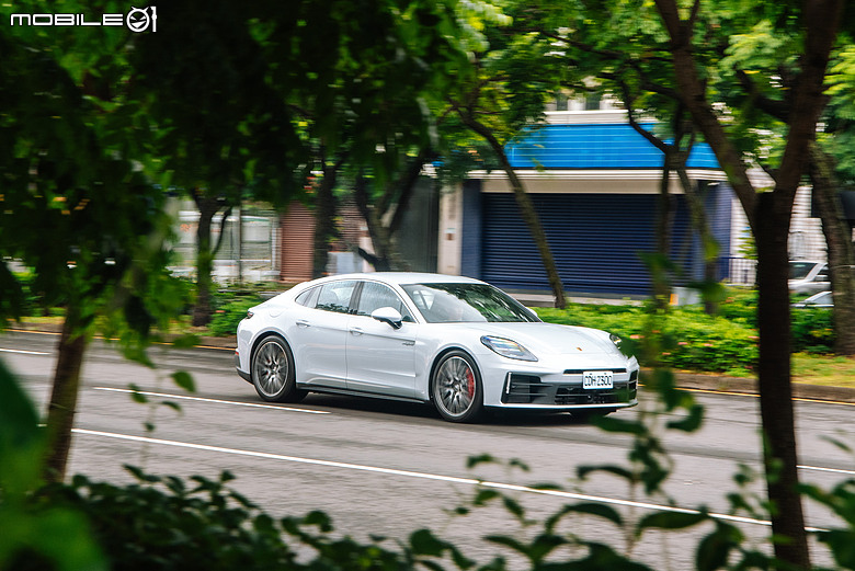 Porsche Panamera 4S E-Hybrid 試駕｜不張揚的快，更顯從容！