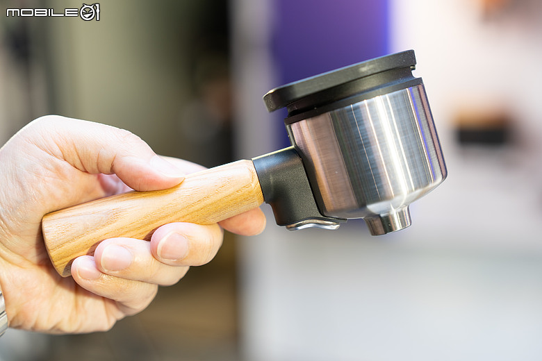飛利浦 Philips Baristina 一滑極萃義式咖啡機登場!一按一滑一分鐘,現磨咖啡輕鬆享受