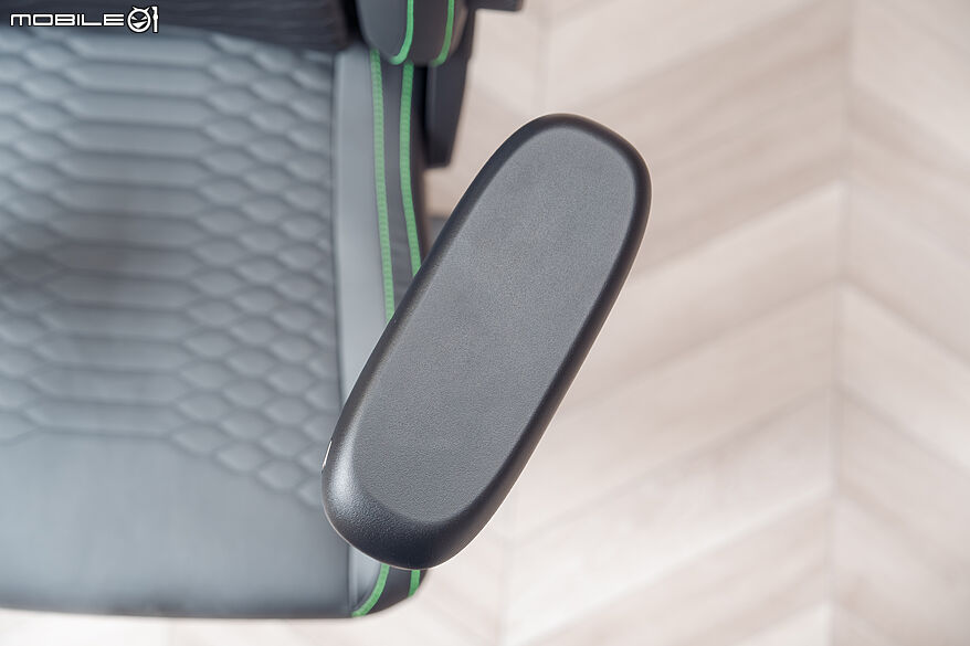 Razer Iskur V2 NewGen 開箱體驗|具備多樣可調+腰部支撐系統的人體工學電競椅