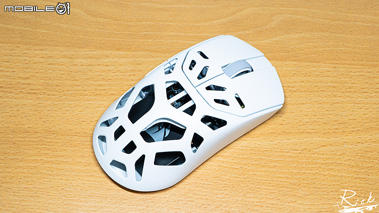 【開箱】賊船鎂合金滑鼠與首款玻璃墊 | CORSAIR SABRE v2 PRO WIRELESS MG WHITE & MM GLASS LARGE