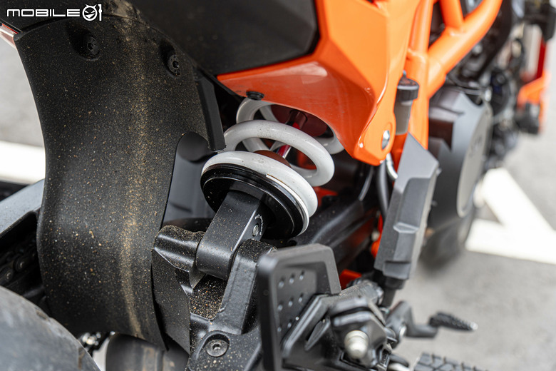 KTM 390 SMC R 試駕｜街車以上，滑胎以下