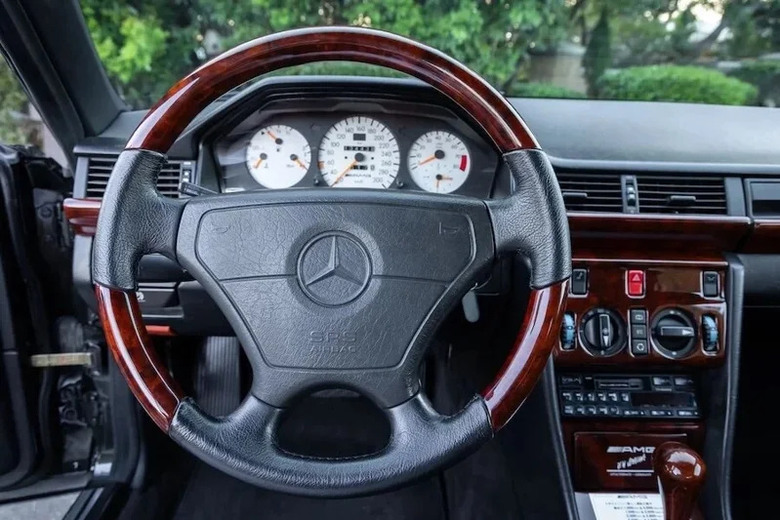 Mercedes-Benz 300 CE-24 AMG 3.4寬體版現身拍賣 272hp經典直六絕響！