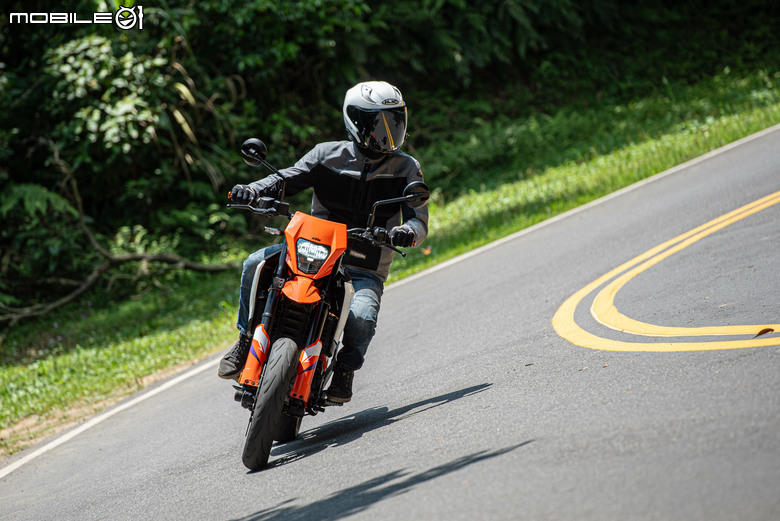 KTM 390 SMC R 試駕｜街車以上，滑胎以下