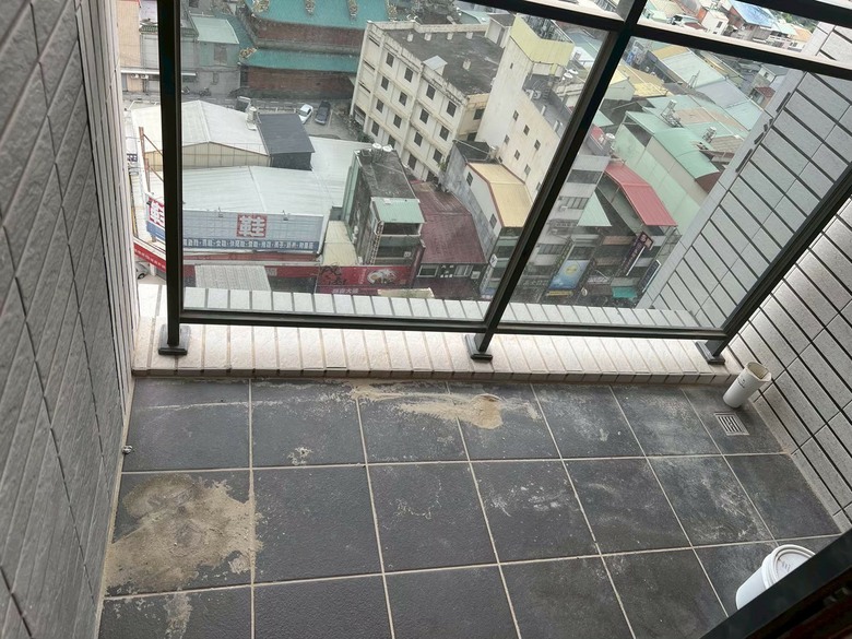 (分享)彰化新成屋細清|不鏽鋼水槽亮到反光、窗軌溝縫條條清乾淨,搬家前空屋做最徹底