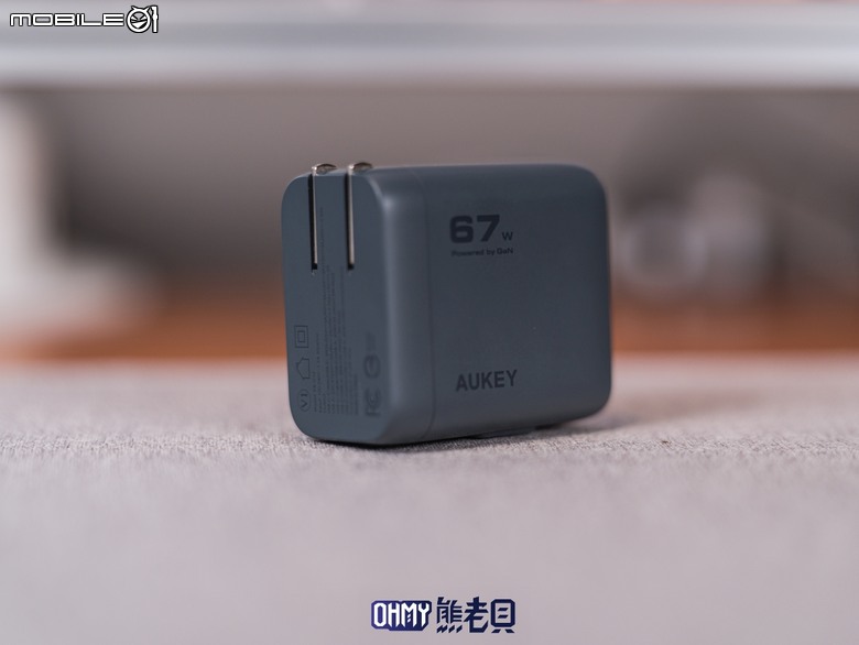 終結出門忘帶線材 AUKEY C12 氮化鎵自帶線筆電、手機快充充電器 67W