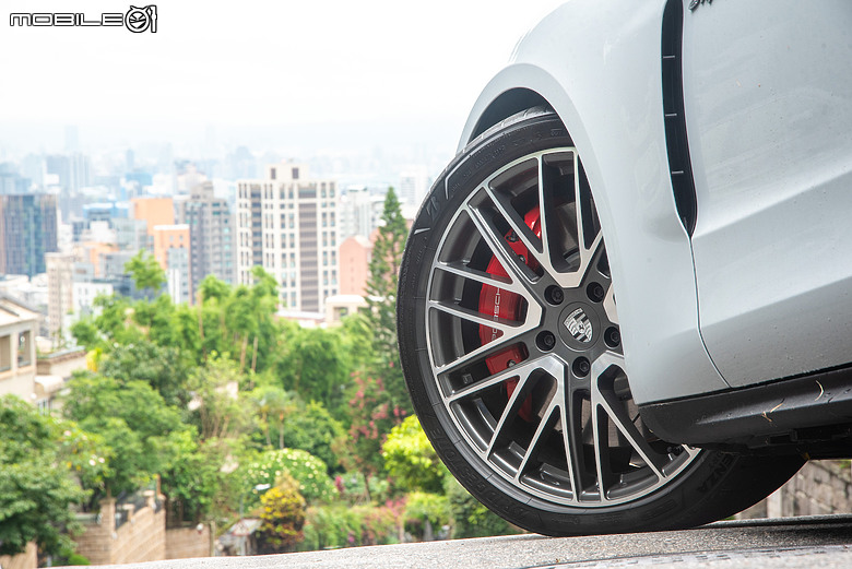 Porsche Panamera 4S E-Hybrid 試駕｜不張揚的快，更顯從容！