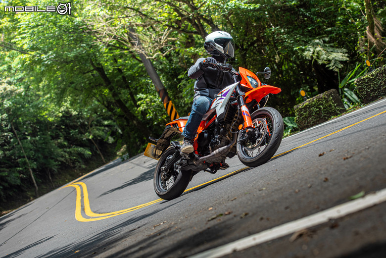 KTM 390 SMC R 試駕｜街車以上，滑胎以下