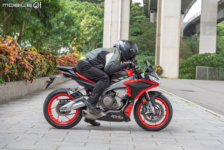 點我看大圖 Aprilia Tuono 660 試駕報告|手握燥熱戰鬥純血,電控帶來千變萬化!