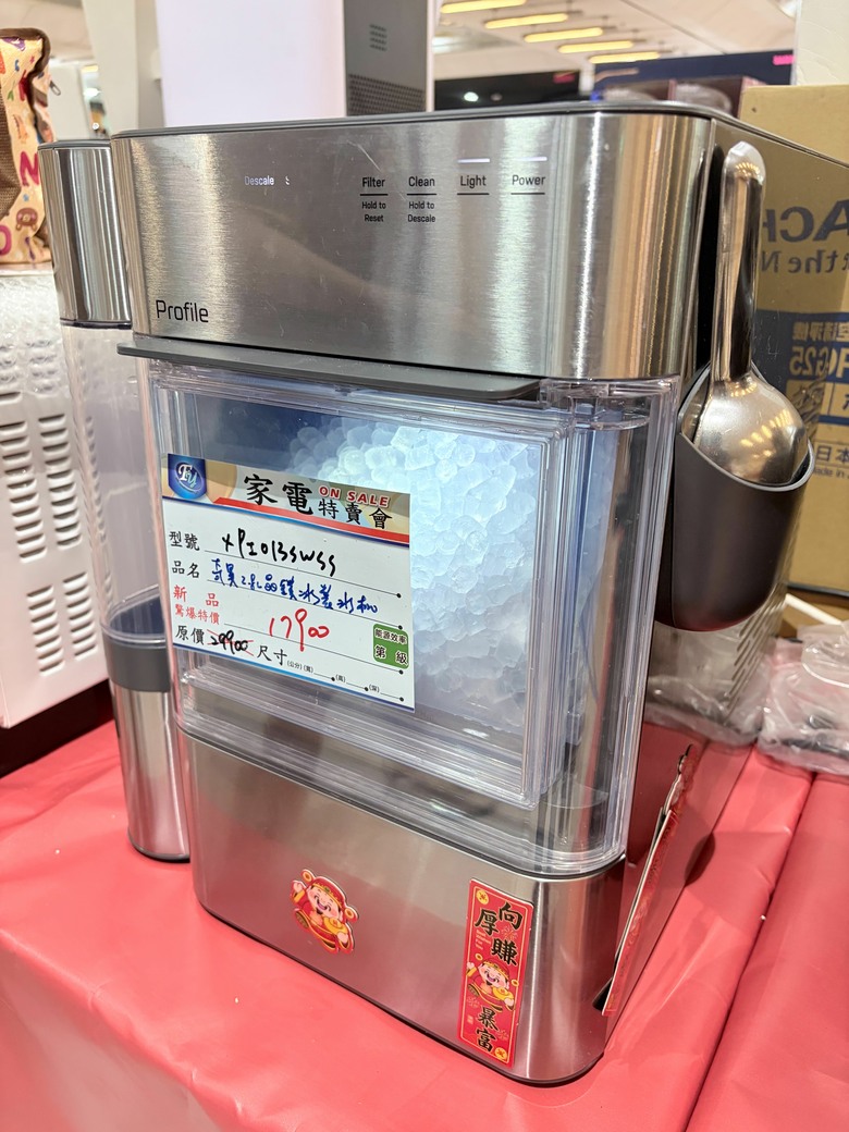三重體育館 FY 特賣會有點誇張!竟然有高端品牌紅酒櫃!!百貨專櫃整個搬過來嗎?